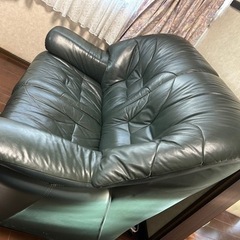 【値下げしました】2人掛け背もたれ高めの本革ソファの画像