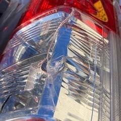 ハイエース　４型純正　片方割れありの画像