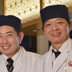 落ち着いた雰囲気の居酒屋のホールスタッフの画像