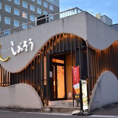 落ち着いた雰囲気の居酒屋のホールスタッフ