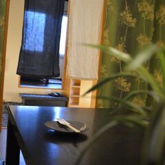 落ち着いた雰囲気の居酒屋のホールスタッフの画像