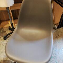 リプロダクト　イームズのシェルチェア　ウッドベース(*^^*)入荷しました　１脚のお値段ですの画像