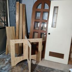 端材とドア(※写真の作業台はありません)