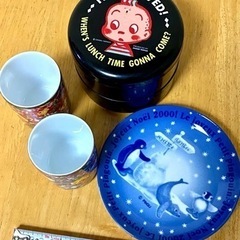 2段弁当箱や湯呑みなどのセットを無料で譲りますの画像