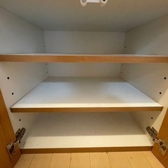 木の食器棚の画像