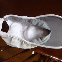 adidas ホワイト色の帽子！2回使用致しました。の画像