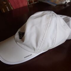 adidas ホワイト色の帽子！2回使用致しました。の画像