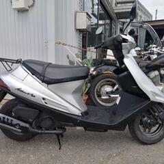 スズキ　アドレスV100　シルバーの画像