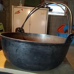 昔の鍋　直径38cmと28cmの画像