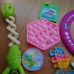 おもちゃ色々 百均、ハッピーセットの画像