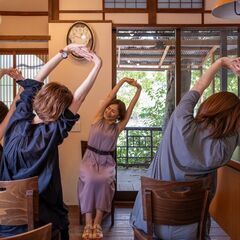 着替えなしで簡単にできる「普段着そのままヨガ」