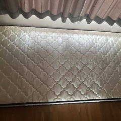 シングルベッドとマットレス の画像