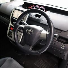 【外装や内装が特徴的な車！！】　快適な室内空間に多くの収納が可能...