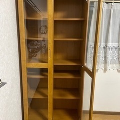 ガラスの扉付き本棚の画像