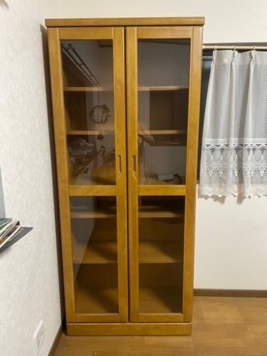 ガラスの扉付き本棚