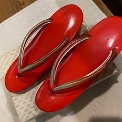 【予約中】伊勢丹購入草履　エナメル　赤　金の画像