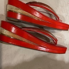 【予約中】伊勢丹購入草履　エナメル　赤　金の画像