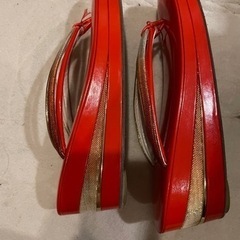 【予約中】伊勢丹購入草履　エナメル　赤　金の画像