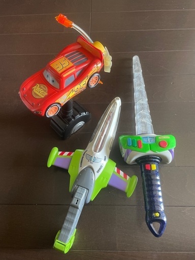 ディズニー　光るおもちゃ　バズ　トイストーリー　カーズ