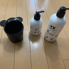 新品　ディズニー　ポンプ2本＋小物入れ（ゴミ箱）セットの画像