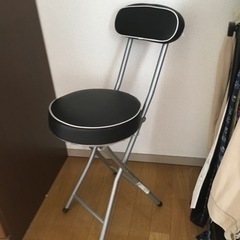 折りたたみクッション椅子とサイドテーブル