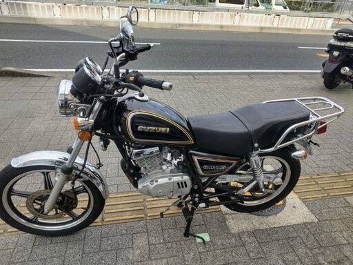 ＧＮ１２５－２Ｆ　燃料計・大型キャリア付モデル・マフラー・ハリケーンハンドル・ＬＥＤライト改・バッテリー・Ｒタイヤ新品