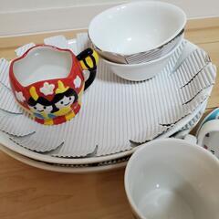 お皿とコップ多数の画像