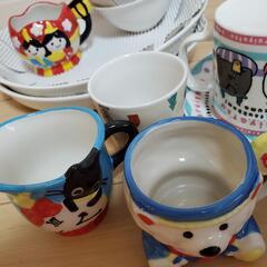 お皿とコップ多数の画像