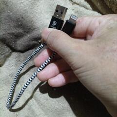 充電器短め表面ベージュと黒の編み込み