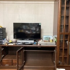 急募差し上げます)木製　扉付き本棚と低い本棚(リビング収納3点)の画像