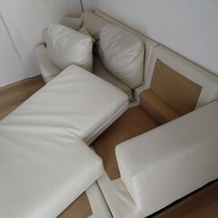 LOWYAの三人掛けの合皮カウチソファ