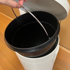新品 12L ペダル式ゴミ箱[アイボリー]の画像