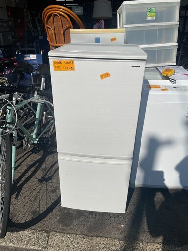 リサイクルショップどりーむ荒田店　No8419 冷蔵庫　２ドア　シャープ　２０１８年製　１３７L　ドア左右付け替え可能♪　大人気のシリーズです♪