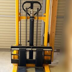 【FUNJOB】ハンドフォークリフト 最大積載1000kg 油圧手動兼用 1T ハンドリフト 運搬車 低床タイプ 1t　倉庫内作業　低床タイプ油圧　ポリウレタン製ローラー　本体重量：約220kg　巻き込み防止　PU車輪　ストッパ付き　フォーク幅調整可能の画像