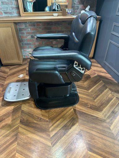 理容椅子　足上がります