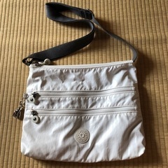 一度使用　キプリング　ショルダーバッグ　白