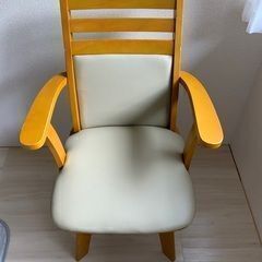 クッションサポート付き木製チェア
