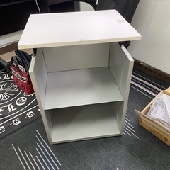 チェアと棚の画像