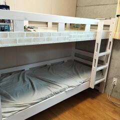 白の二段ベッド