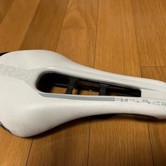 シマノプロ　ステルスカーボン　サドル　ホワイト　142mmの画像