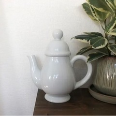 丸いフォルムのティーポット