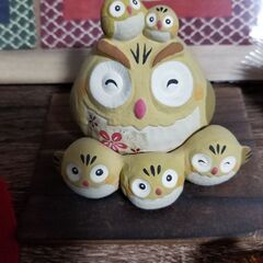 商談中。フクロウグッズ残りわずか。可愛らしいフクロウの置物です。