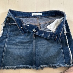 AMERICAN EAGLEのデニム3点、ZARAのスカート1点の画像