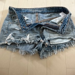 AMERICAN EAGLEのデニム3点、ZARAのスカート1点の画像