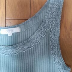 【美品】grove・ワールド／タンクトップ／Ｌサイズ／くすみグリーンとブラック／２枚セットの画像