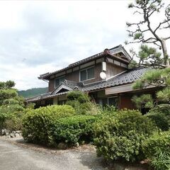 稲刈り後の田んぼを舞う赤とんぼの群れや燃ゆる山々が演出するのどか...