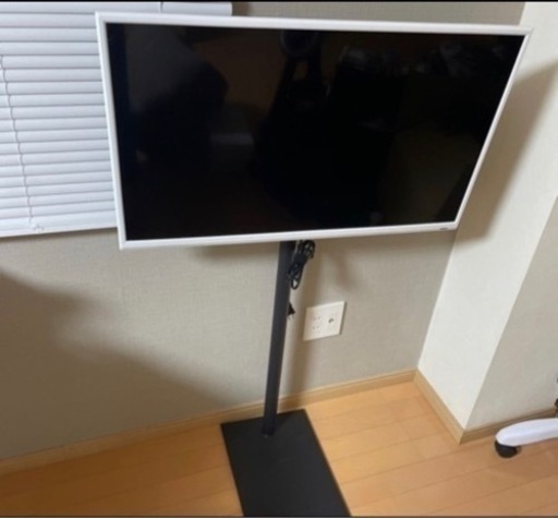 32型　テレビ　ホワイト　スタンド付き