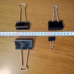 クリップ4個とCDケース1個の画像