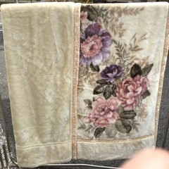 引渡済 中古　２枚合わせふわふわ毛布　オフホワイト系の画像