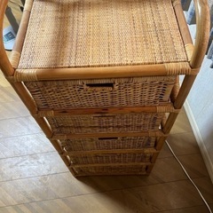 籐製5段収納家具の画像